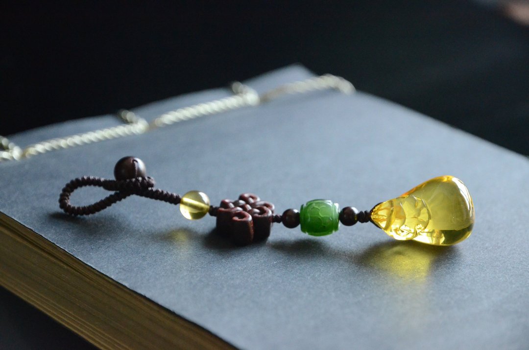 【福袋】Amber天然琥珀金珀 传统雕刻福袋 招财纳福 多用小吊饰 - 吊饰 - 宝石 金色