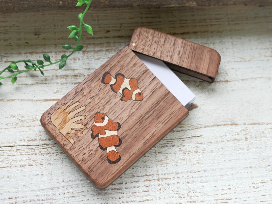 Wooden business card holder / walnut / Anemone fish - 名片夹/名片盒 - 木头 咖啡色