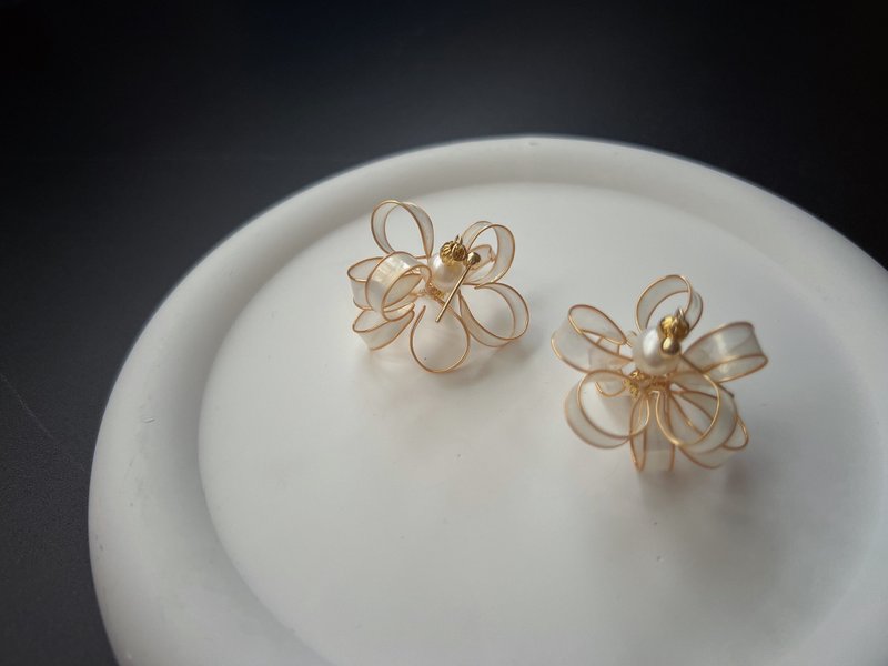 雪球 金 垂坠式树脂耳环 - 耳环/耳夹 - 树脂 白色