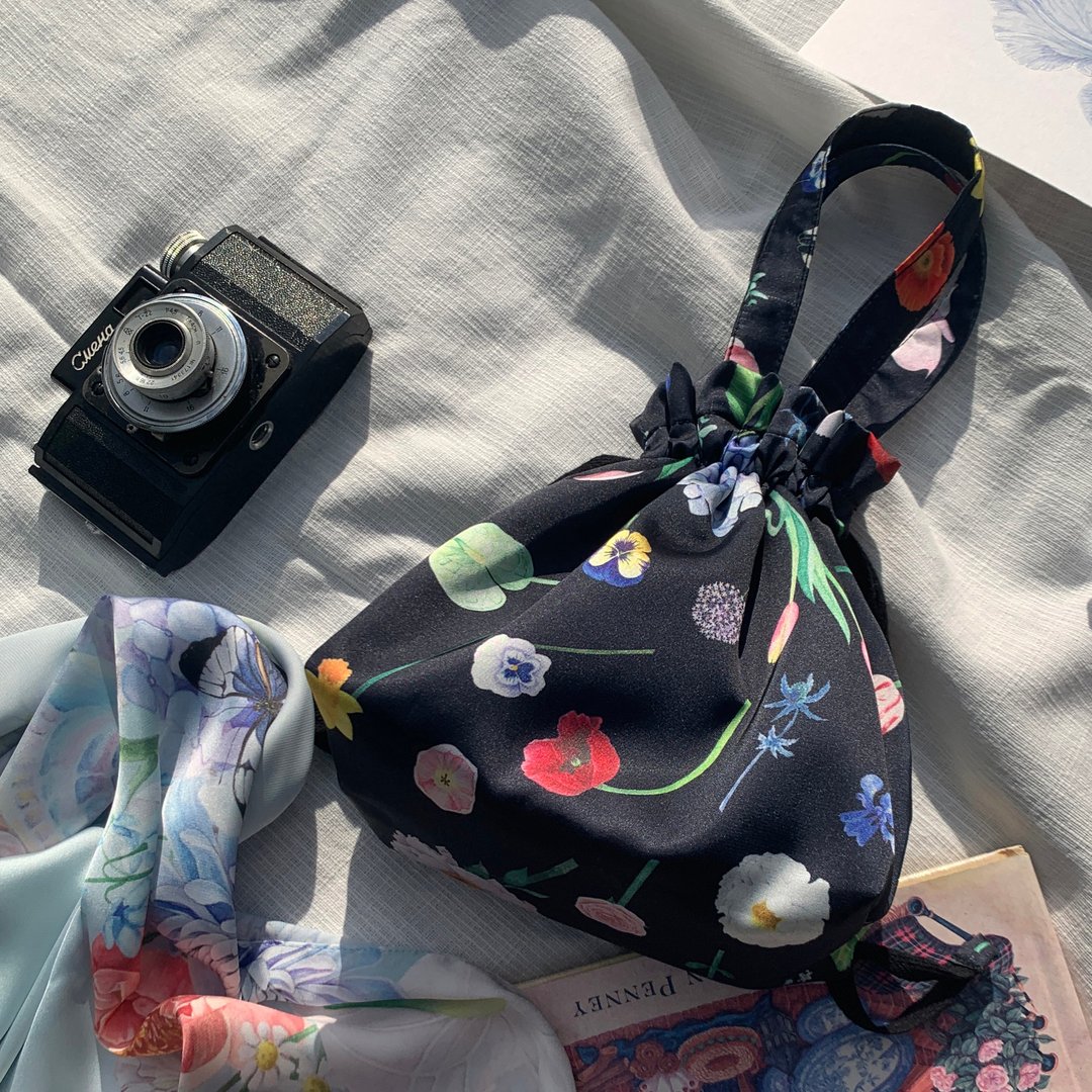 ttq floral drawstring bucket bag, drawstring handbag with flower lover pattern - 束口袋双肩包 - 丝．绢 黑色