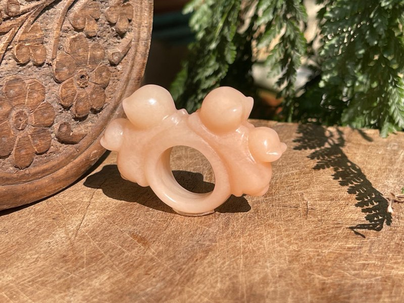 一家四口—佘太翠蜜桃料。订制雕刻件。可定制。纪念礼物 - 戒指 - 玉石 金色