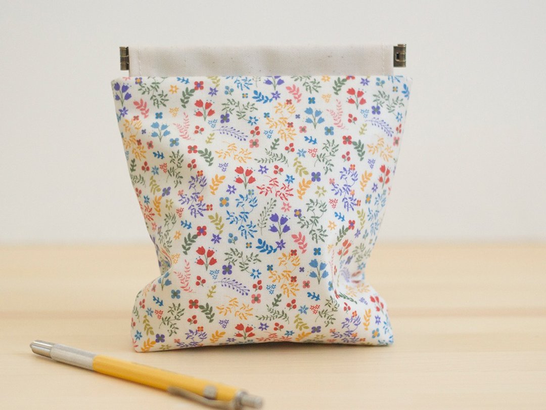 Laminate pouch, Charger case, Cosmetic pouch, Ditty bag / Small flower - 化妆包/杂物包 - 其他材质 多色