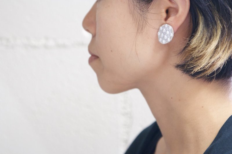 Dot Earrings White x Silver - 耳环/耳夹 - 绣线 白色