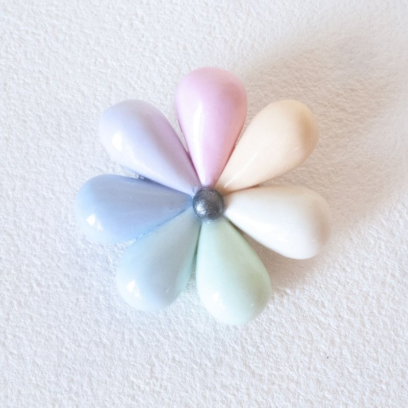 Nanairo Plus 7色花胸针　淡色 - 胸针 - 塑料 多色