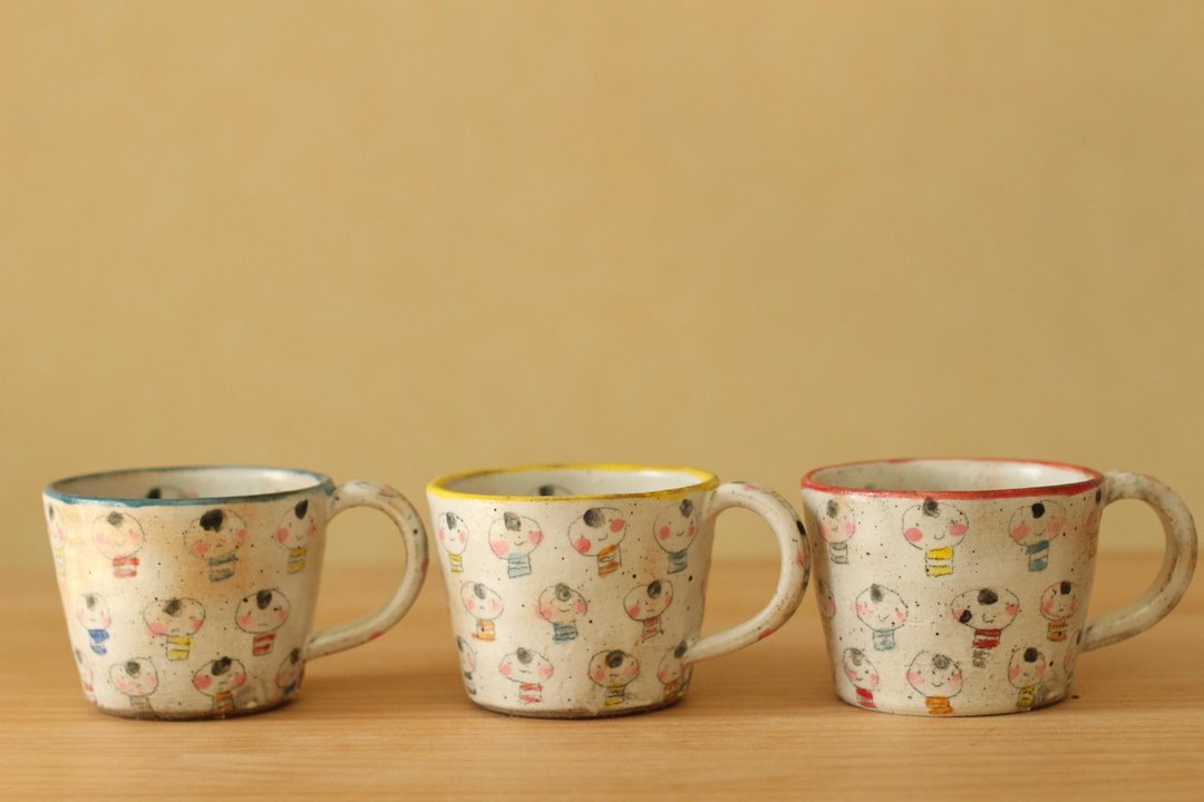 A cup full of Maru-chan wearing a powdered colorful border shirt. - 咖啡杯/马克杯 - 陶 