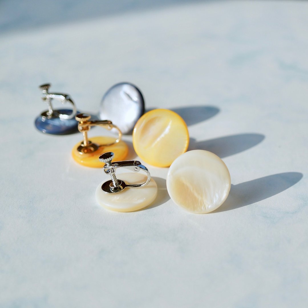 ITS-E122【耳环系列・圆圆贝壳2.0】黄 白 蓝 3色耳夹款 螺旋耳夹 - 耳环/耳夹 - 贝壳 白色