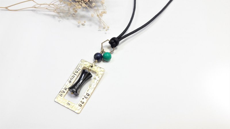 【男款】定制刻字不规则敲打黄铜方框黑胆石皮绳项链 情人节/圣诞 - 项链 - 人造皮革 