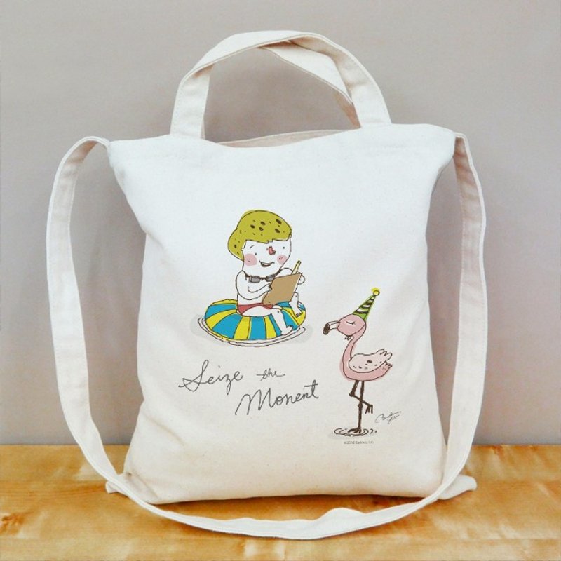 插画家 BaNAna 阿蕉 把握当下 直式帆布包 - 手拿包 - 棉．麻 卡其色