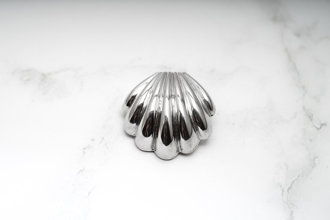 【古董饰品/西洋老件】VINTAGE银色立体贝壳古着胸针 - 胸针 - 其他金属 银色