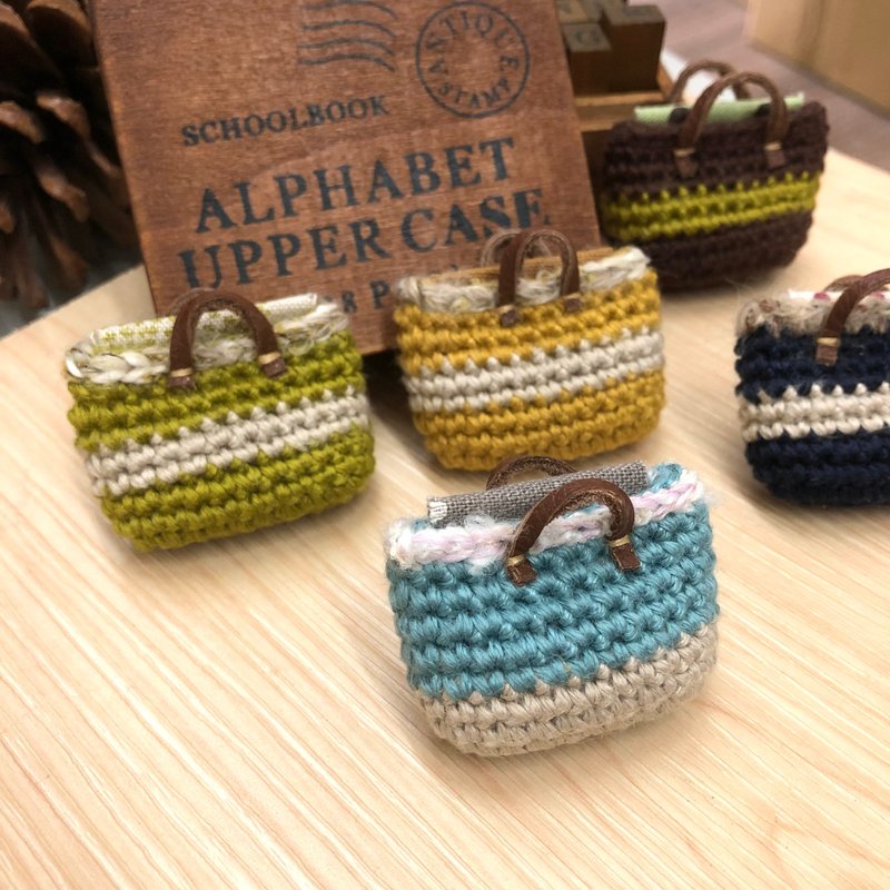 钩织工艺。迷你托特包别针 - 徽章/别针 - 棉．麻 卡其色