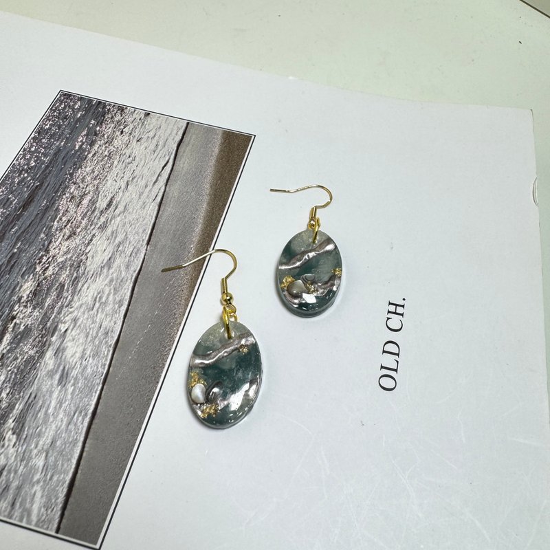 MUMU 湖泊金属线条设计耳勾式耳环 925银针 HAND MADE - 耳环/耳夹 - 树脂 