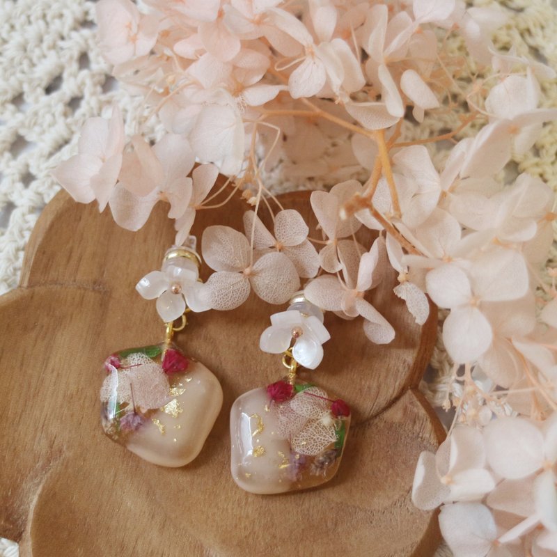 【afternoon tea英式午茶系列】四瓣小花不规则五角干花耳环-肤粉 - 耳环/耳夹 - 树脂 粉红色
