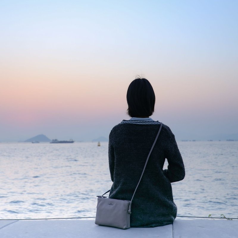 【情人节礼物】带暖的极致灰・简极利落剪裁・双拉链真皮斜背包 - 侧背包/斜挎包 - 真皮 灰色