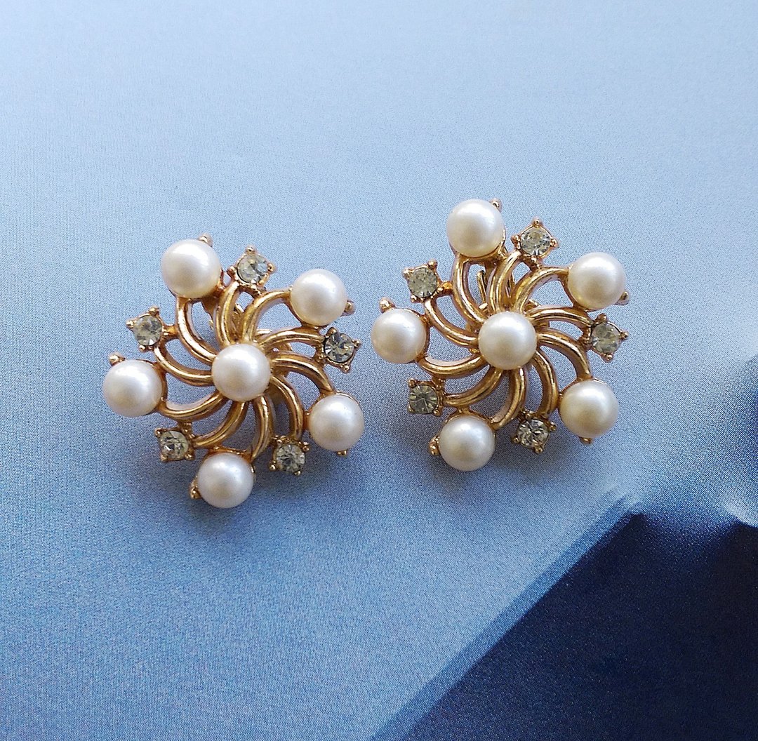 Vintage Jewelry 西洋古董饰品 TRIFARI 珠钻 旋转花 夹式耳环 - 耳环/耳夹 - 其他金属 白色