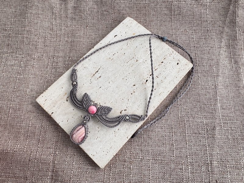 250513 Macrame 红纹石 编织 颈链 - 项链 - 半宝石 灰色