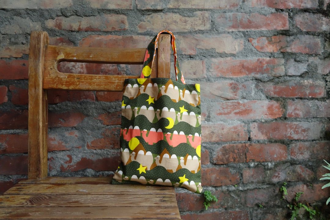 沙漠中的骆驼 双面小提袋 托特包 Camels in desert reversible mini tote - 手提包/手提袋 - 棉 