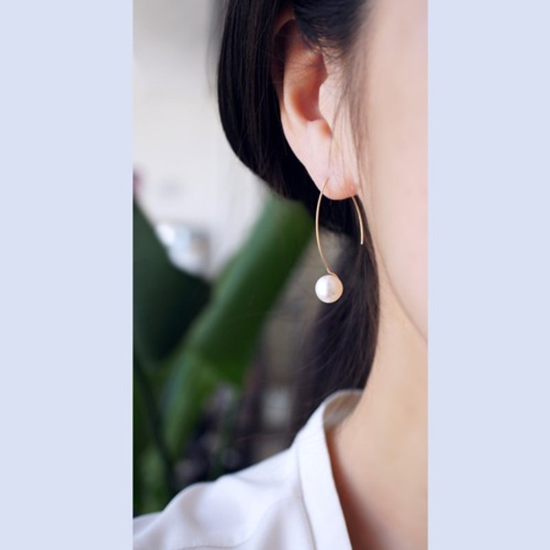Large Freshwater Pearl Marquise Hook Earrings Edwige - 耳环/耳夹 - 宝石 白色