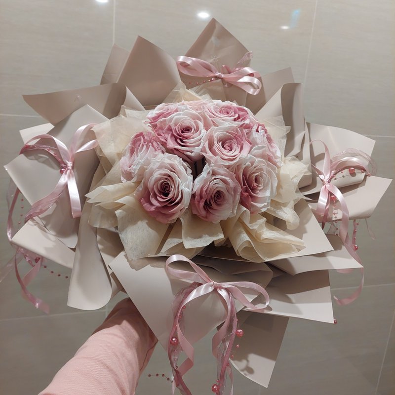 芭蕾风花束 情人节花束11朵永生玫瑰   非香皂花 - 干燥花/捧花 - 植物．花 卡其色