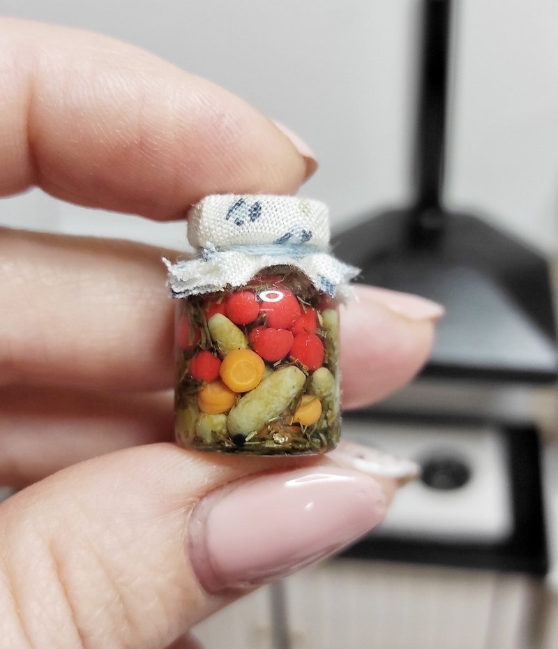 Miniature, jars of canned tomatoes and cucumbers, dollhouse, diorama - 玩偶/公仔 - 粘土 