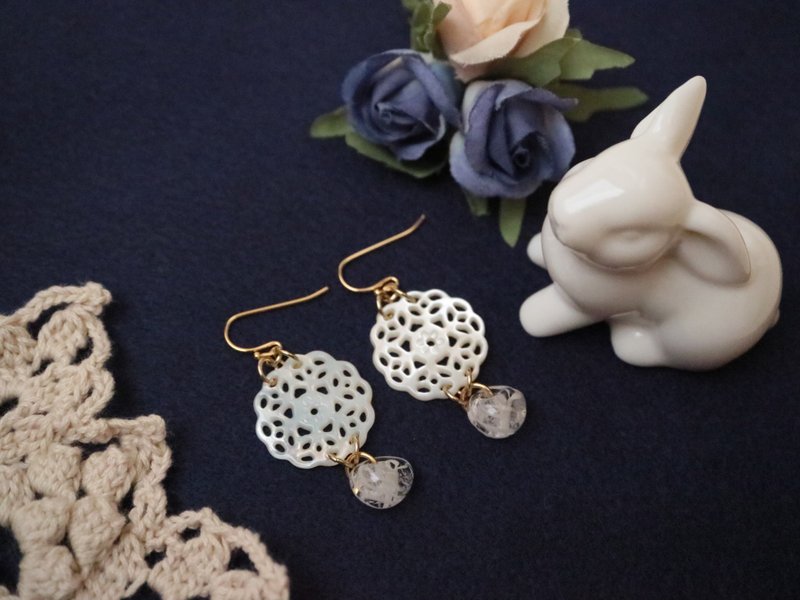 白蝶貝のレースとアメリカン・ランプワークビーズ 丸勾玉のピアス　ホワイト シェル 貝 蜻蛉玉 とんぼ玉 ストライプ 揺れる 優雅 ボロシリケイトガラス キラキラ - 耳环/耳夹 - 贝壳 白色