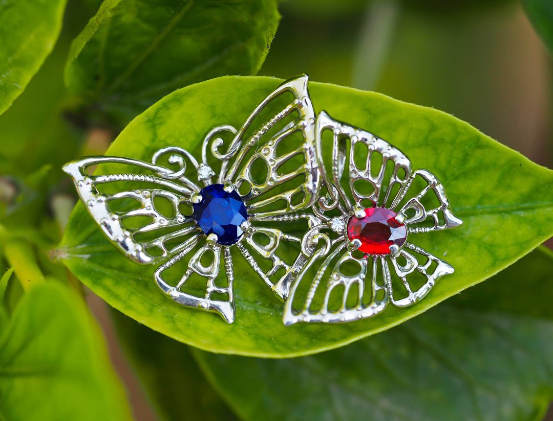 Pair of butterflies pendant with sapphires and diamonds. - 项链 - 贵金属 金色