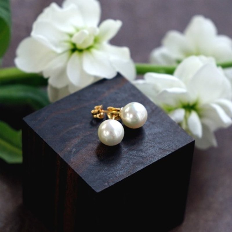 14KGF shell pearl 8mm stud earrings Matilda - 耳环/耳夹 - 宝石 白色