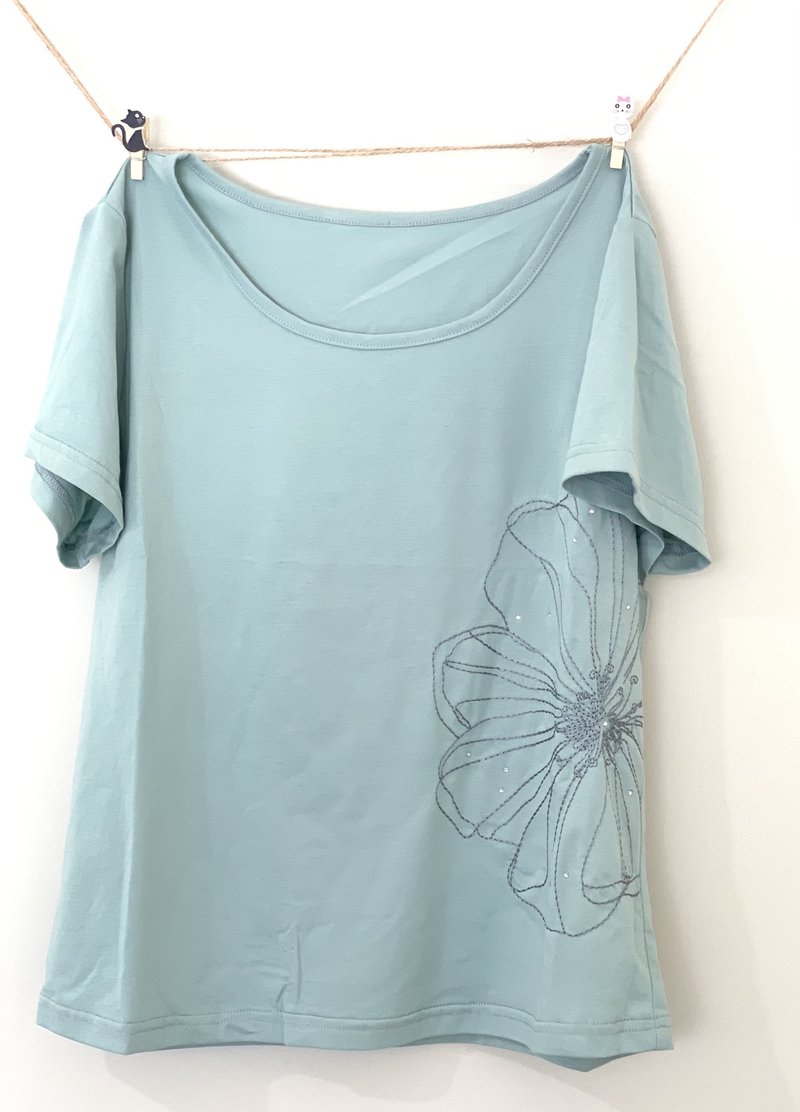 湖水绿花朵绣花短袖T恤 - 女装 T 恤 - 棉．麻 绿色