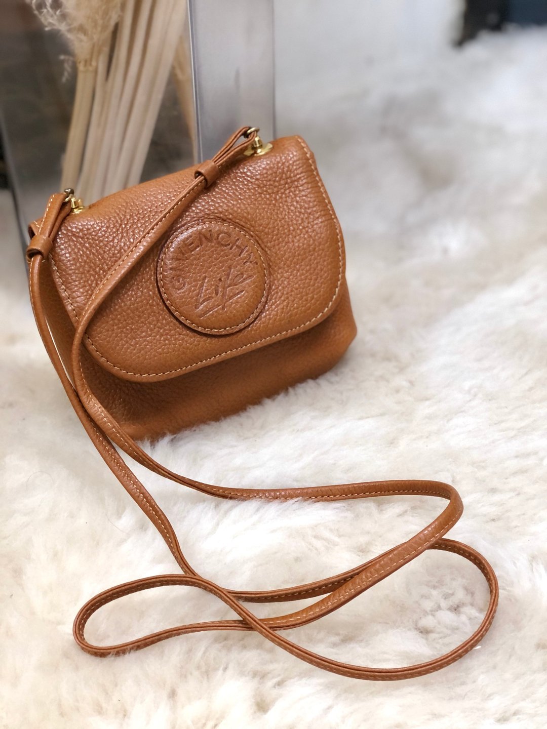 [Famous brand used package shipped directly from Japan] GIVENCHY logo embossed leather pochette shoulder bag Brown vintage m44g76 - 侧背包/斜挎包 - 真皮 咖啡色