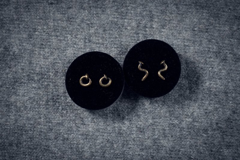 小钉子耳环 - 耳环/耳夹 - 其他金属 金色