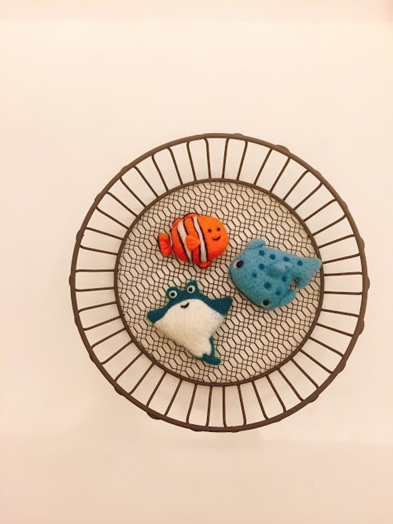 三只鱼鱼 羊毛毡别针/磁铁三件组 小丑鱼/鲸鲨/魟鱼 - 胸针 - 羊毛 蓝色