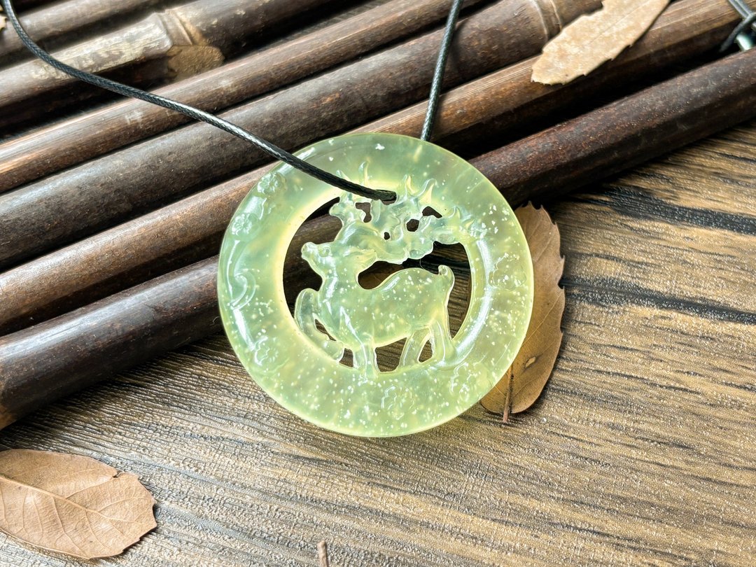 【一物一图】天然岫玉雕刻鹿牌吊坠项链连皮绳 - 项链 - 玉石 黄色