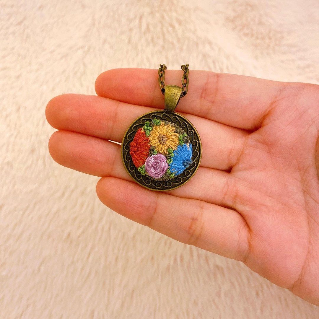 【繁花锦簇】手工刺绣项链 *生日 交换礼物* - 项链 - 其他金属 粉红色
