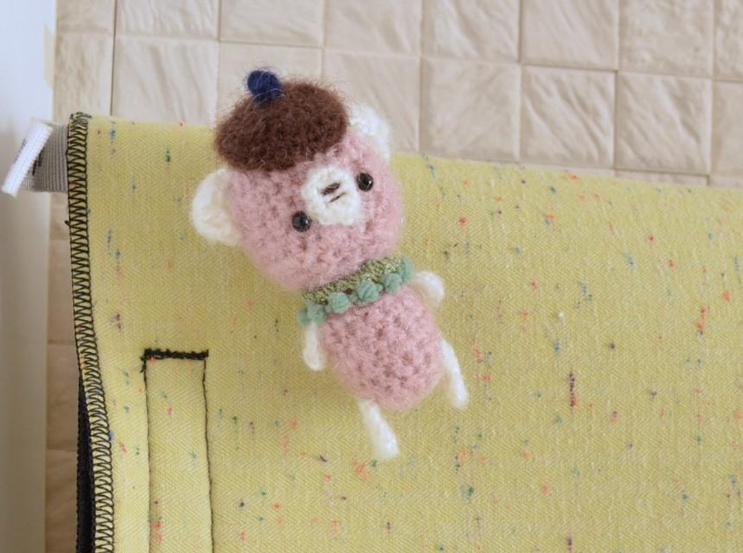 Beret Bear Amigurumi Brooch Dark Pink - 玩偶/公仔 - 棉 粉红色