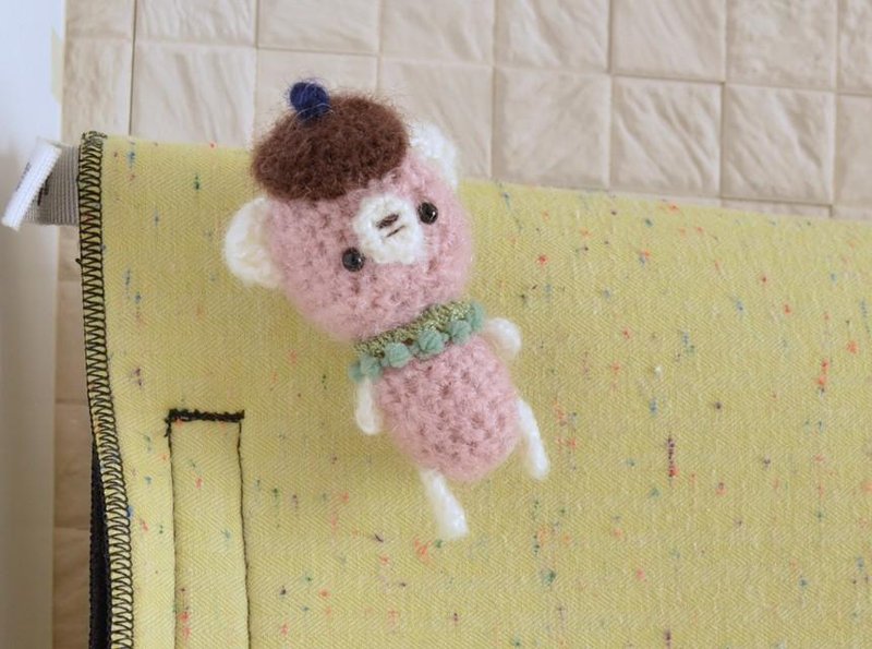 Beret Bear Amigurumi Brooch Dark Pink - 玩偶/公仔 - 棉．麻 粉红色