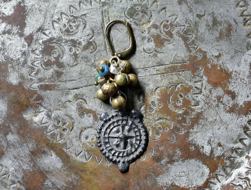 复古印度罗盘造型金属、串联民族铃铛、欧泊与赫基蒙钻石的单耳耳环 - 耳环/耳夹 - 其他金属 金色