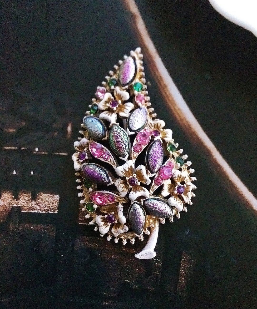 Vintage Jewelry 西洋古董饰品 FLORENZA 白珐琅彩钻叶子 别针 - 徽章/别针 - 其他金属 金色