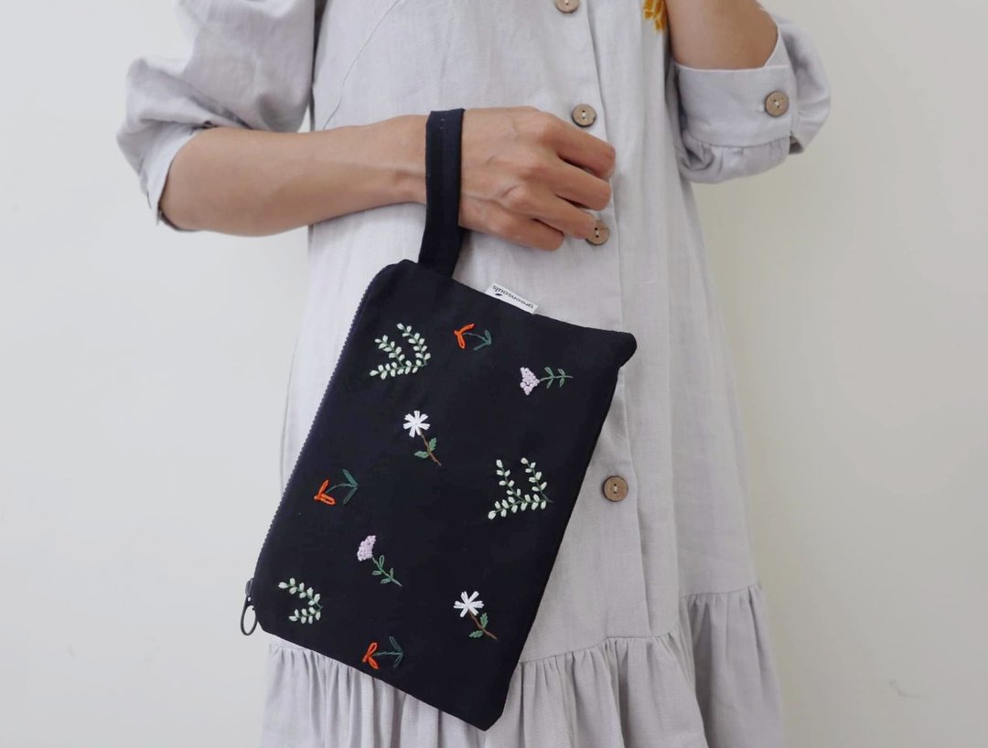 Wildflowers 手工绣 Cosmetic Bag - 化妆包/杂物包 - 环保材料 蓝色