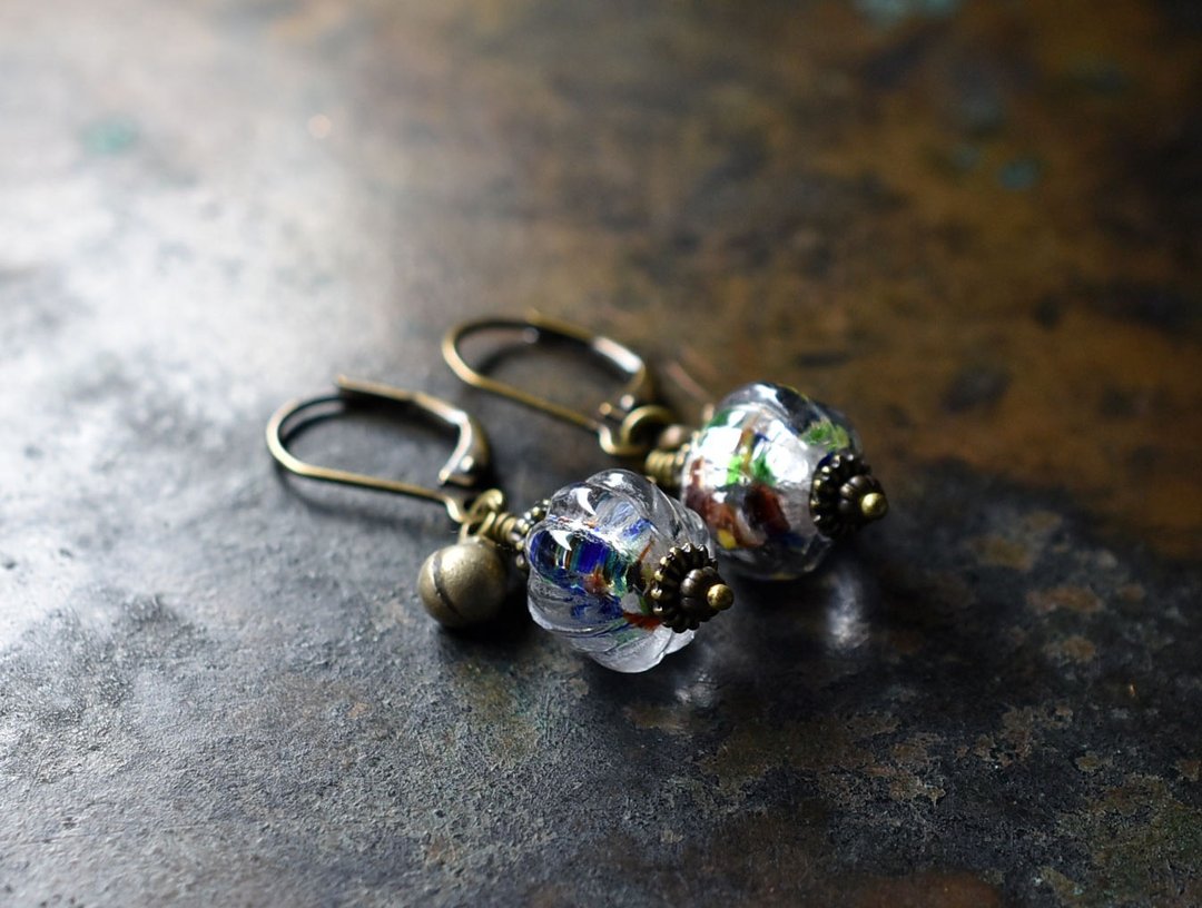 Mandarin-shaped reclaimed Indian glass and ethnic bell earrings - 耳环/耳夹 - 玻璃 多色