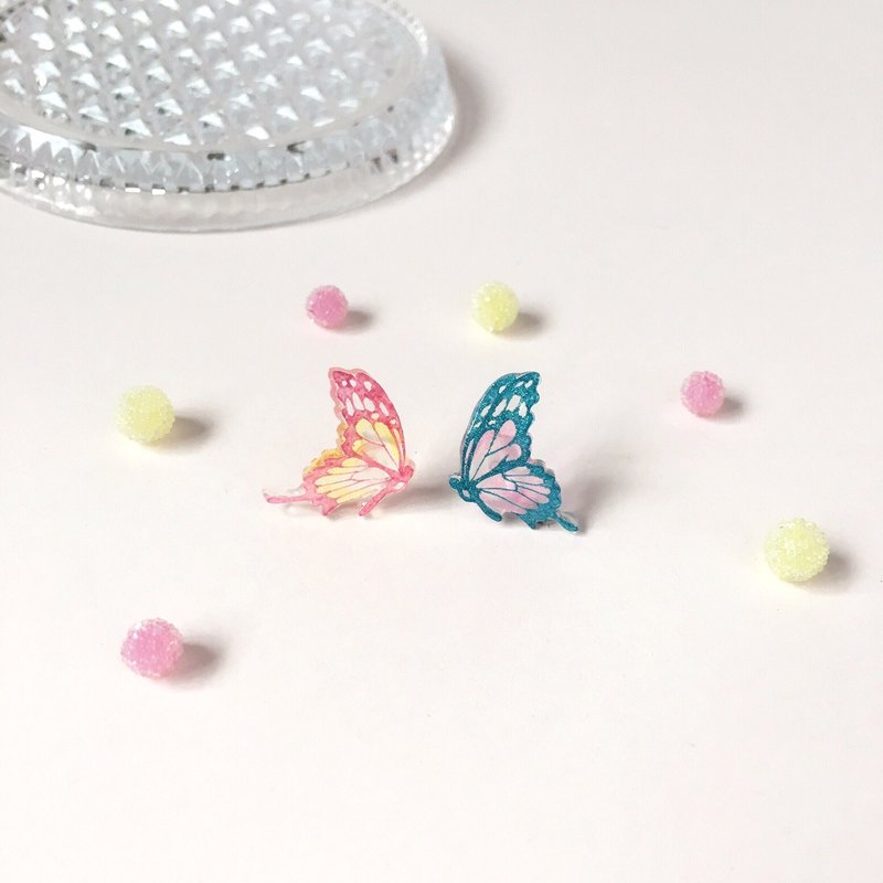 *Haku·Neko* 浪漫鸳鸯粉红及蓝色纹理燕尾蝶手绘蝴蝶耳环 耳针 耳夹 (一对不同色) - 耳环/耳夹 - 压克力 粉红色