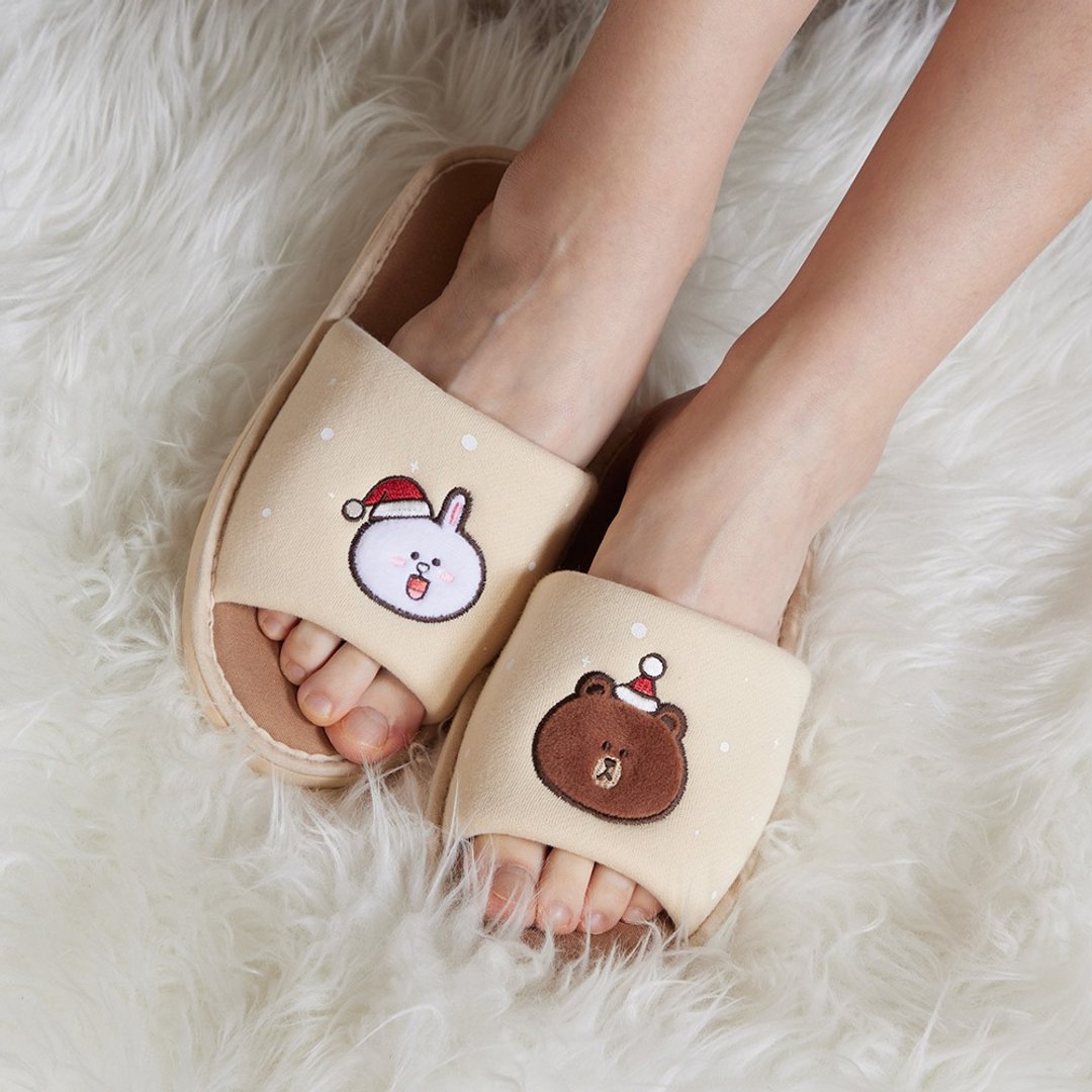 LINE FRIENDS 冬日熊大兔兔室内拖鞋 - 室内拖鞋 - 棉 卡其色