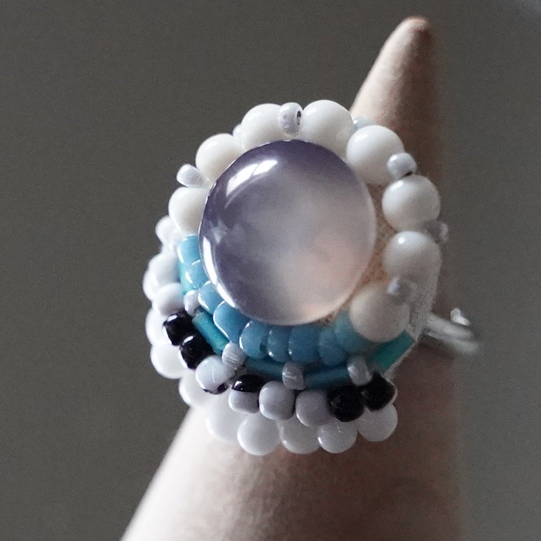Talkative ring 55 free size bead embroidery ring round gray white multicolor - 戒指 - 玻璃 多色