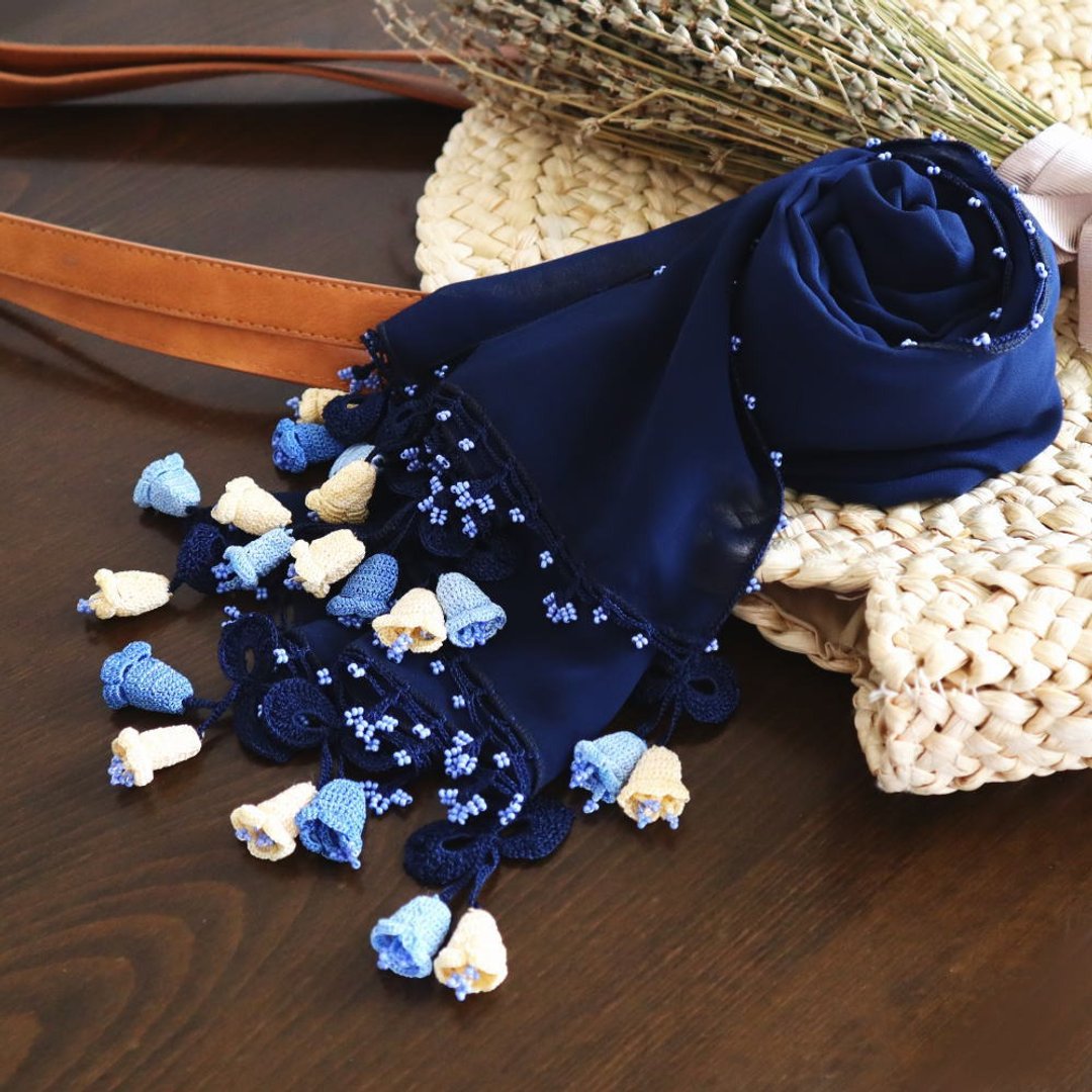 附蕾丝花朵的雪纺围巾【Campanella】海军蓝 - 丝巾 - 其他人造纤维 蓝色