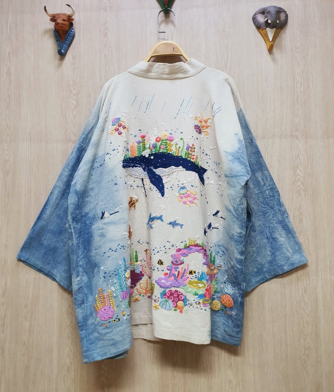 手工刺绣开衫、 鲸鱼、 海蜇、 黄貂鱼、 云计算、 天空、 幻想、 - 女装西装外套/风衣 - 绣线 蓝色