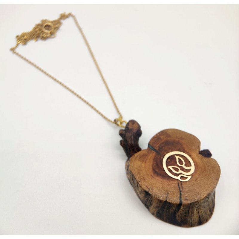 木质手工坠饰，镶嵌 18K 金。项链。 杏仁木与树脂环氧树脂。 - 项链 - 木头 