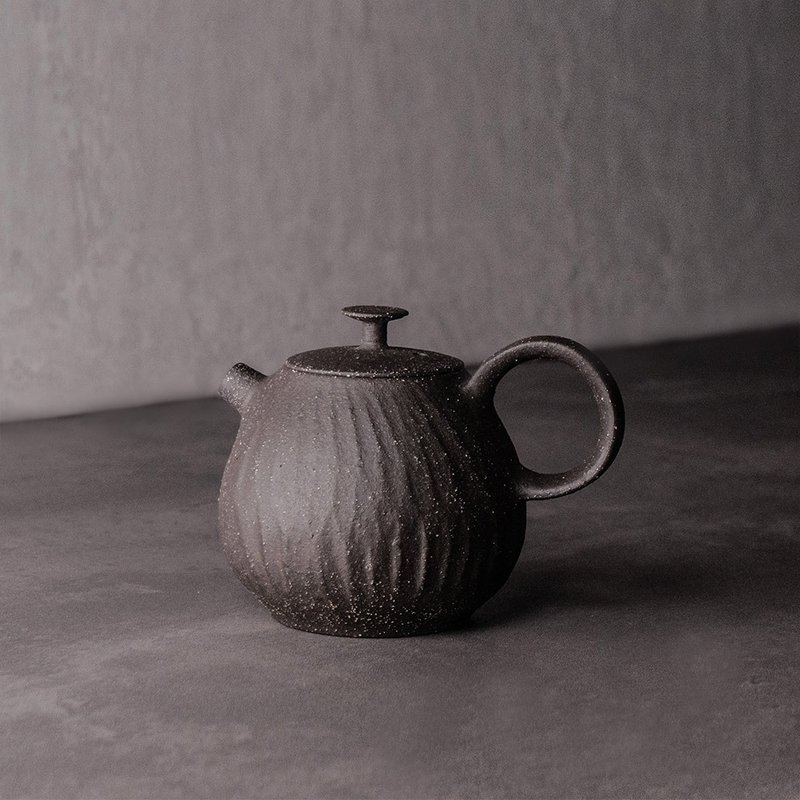 无我系列 - 月梨跳刀工艺茶器190ml - 茶具/茶杯 - 陶 黑色