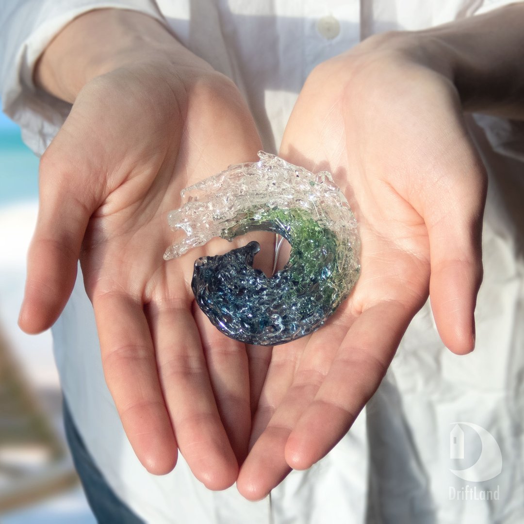 Ocean wave necklace • Glass art jewelry gift for a mermaid and a surfer - 项链 - 玻璃 蓝色
