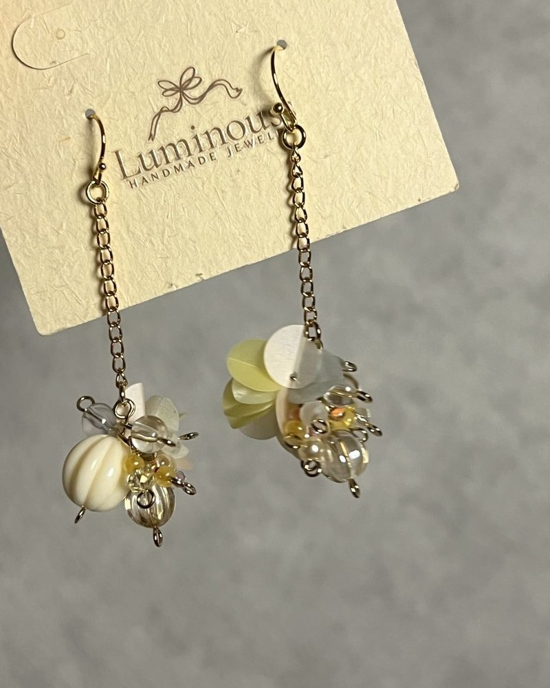 新品 花瓣耳环 - 奶油小花 珠片耳环 垂吊耳环 - 耳环/耳夹 - 其他材质 黄色