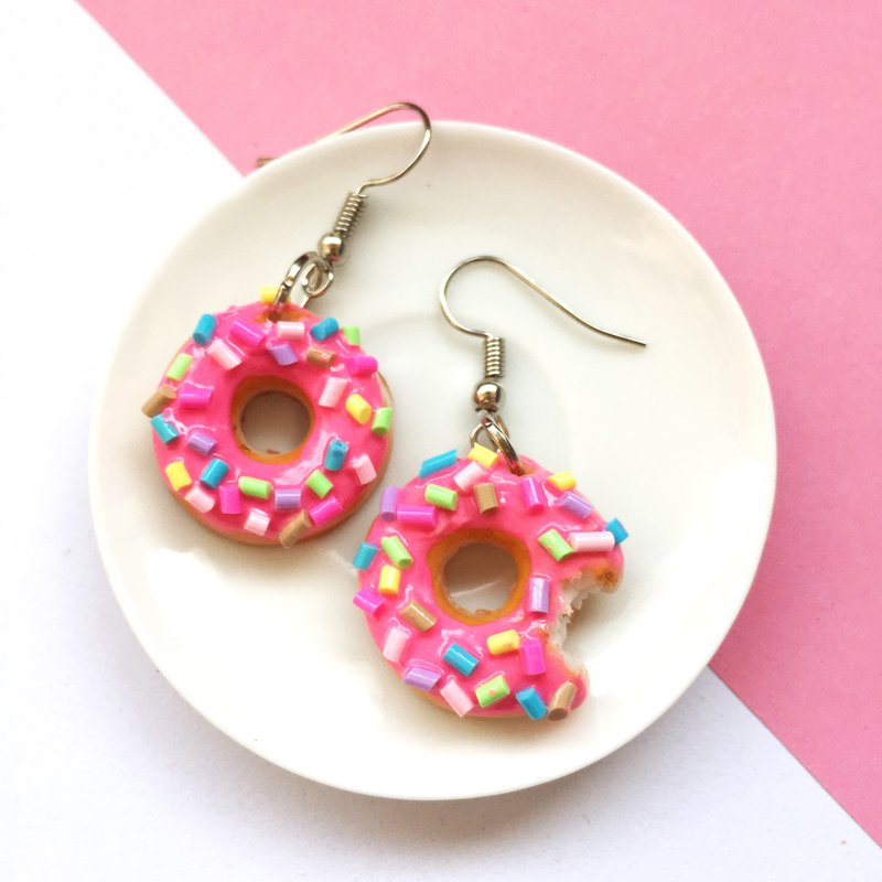 donut earrings hanging 3 - 耳环/耳夹 - 粘土 粉红色