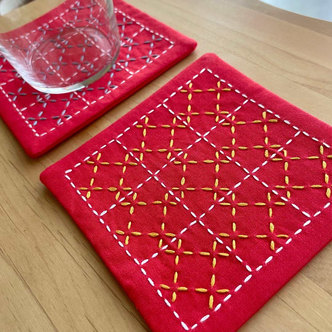 2 件组 Sashiko 杯垫 Hiyoku 红刺绣礼物布艺配件厨房用品咖啡馆杂项咖啡礼物圣诞节 Vivit 生日 - 杯垫 - 棉 红色