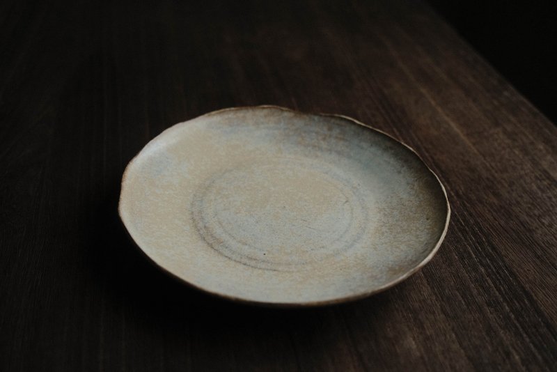 白层・琉璃海・8 寸不规则的盘 - 盘子/餐盘/盘架 - 陶 白色